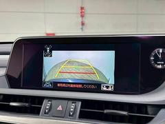 【カラーバックモニター】を装備しております。リアの映像がカラーで映し出されますので日々の駐車も安心安全です。 4
