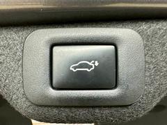 【電動リアゲート】ボタンひとつで大きなゲートも簡単に開閉可能です。背の高いＳＵＶ、ミニバンにあると嬉しいですね。 7