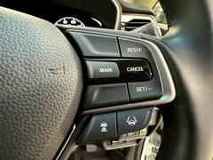 【レーダークルーズコントロール】装備車両です。レーダーやカメラを使って前を走るクルマの状況を検知して速度を調整してくれます。遠距離ドライブの高速道路などでは大活躍で疲労軽減に役立ちます。 6