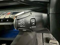 【レーダークルーズコントロール】装備車両です。レーダーやカメラを使って前を走るクルマの状況を検知して速度を調整してくれます。遠距離ドライブの高速道路などでは大活躍で疲労軽減に役立ちます。 6