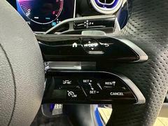 【レーダークルーズコントロール】装備車両です。レーダーやカメラを使って前を走るクルマの状況を検知して速度を調整してくれます。遠距離ドライブの高速道路などでは大活躍で疲労軽減に役立ちます。 7