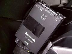 【ＥＴＣ車載器】を装備しておりますので、ご納車直後からの遠距離ドライブも可能です。土日の利用料金の割引や、朝夕の通行料金を割引料金にて高速道路をご利用いただけます。 6