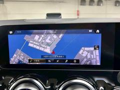 【メーカーオプションナビ】フルセグテレビやブルートゥース接続、ＤＶＤ再生など多彩な機能を併せ持っており、インパネ周りがすっきりしてますね！ 3