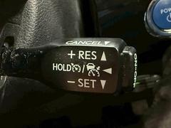 【レーダークルーズコントロール】装備車両です。レーダーやカメラを使って前を走るクルマの状況を検知して速度を調整してくれます。遠距離ドライブの高速道路などでは大活躍で疲労軽減に役立ちます。 5