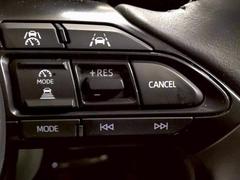 【レーダークルーズコントロール】装備車両です。レーダーやカメラを使って前を走るクルマの状況を検知して速度を調整してくれます。遠距離ドライブの高速道路などでは大活躍で疲労軽減に役立ちます。 7