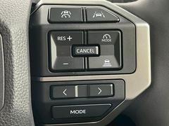 【レーダークルーズコントロール】装備車両です。レーダーやカメラを使って前を走るクルマの状況を検知して速度を調整してくれます。遠距離ドライブの高速道路などでは大活躍で疲労軽減に役立ちます。 7