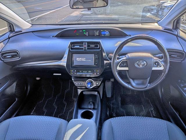 プリウス Ｓ　フルエアロ／純ナビフルセグ／Ｂカメラ／ＢＴ／ＥＴＣ／ステリモ／ＬＥＤヘッド／オートライト／オートＡＣ／ＶＳＣ／フォグ／純１５ＡＷ／ウィンカーミラー／シートリフター／バニティミラー／ＣＤ／ＤＶＤ（5枚目）