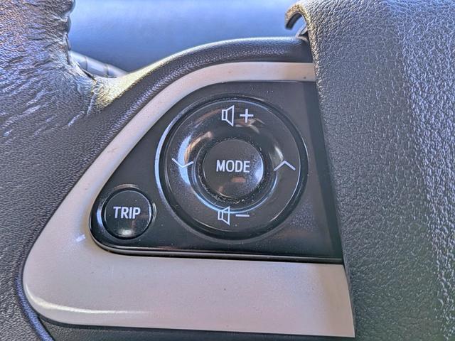 プリウス Ｓ　フルエアロ／純ナビフルセグ／Ｂカメラ／ＢＴ／ＥＴＣ／ステリモ／ＬＥＤヘッド／オートライト／オートＡＣ／ＶＳＣ／フォグ／純１５ＡＷ／ウィンカーミラー／シートリフター／バニティミラー／ＣＤ／ＤＶＤ（8枚目）