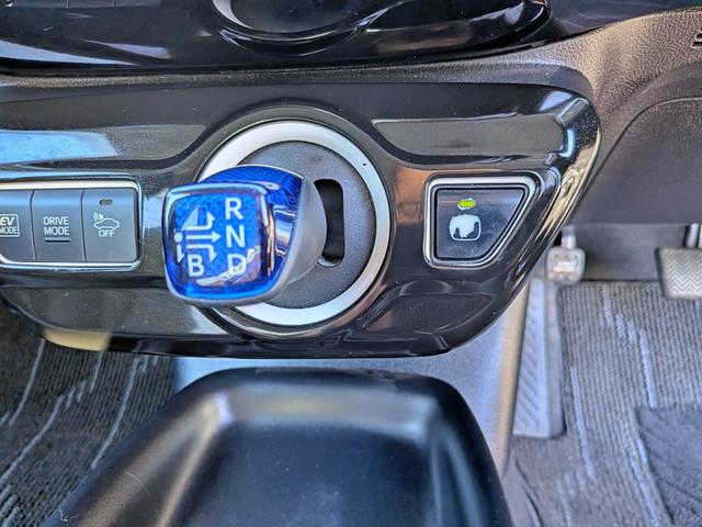 プリウス Ｓ　フルエアロ／純ナビフルセグ／Ｂカメラ／ＢＴ／ＥＴＣ／ステリモ／ＬＥＤヘッド／オートライト／オートＡＣ／ＶＳＣ／フォグ／純１５ＡＷ／ウィンカーミラー／シートリフター／バニティミラー／ＣＤ／ＤＶＤ（31枚目）