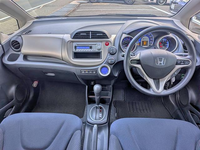 フィットハイブリッド ベースグレード　純正ＣＤ／ＡＵＸ／クルコン／ＥＴＣ／オートＡＣ／禁煙／キーレス／ＥＣＯＮモード／シートリフター／バニティミラー／ウィンカーミラー／チップアップシート（5枚目）