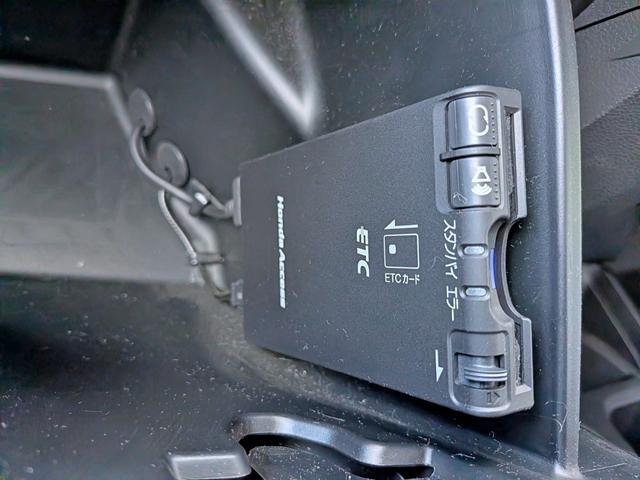 フィットハイブリッド ベースグレード　純正ＣＤ／ＡＵＸ／クルコン／ＥＴＣ／オートＡＣ／禁煙／キーレス／ＥＣＯＮモード／シートリフター／バニティミラー／ウィンカーミラー／チップアップシート（9枚目）