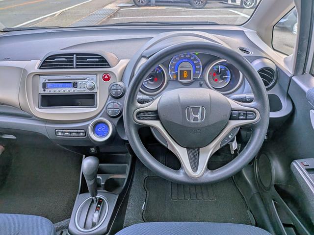 フィットハイブリッド ベースグレード　純正ＣＤ／ＡＵＸ／クルコン／ＥＴＣ／オートＡＣ／禁煙／キーレス／ＥＣＯＮモード／シートリフター／バニティミラー／ウィンカーミラー／チップアップシート（22枚目）