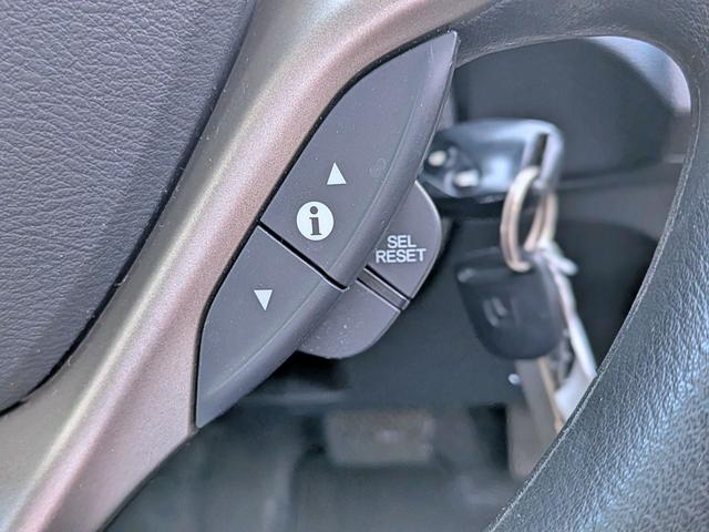 フィットハイブリッド ベースグレード　純正ＣＤ／ＡＵＸ／クルコン／ＥＴＣ／オートＡＣ／禁煙／キーレス／ＥＣＯＮモード／シートリフター／バニティミラー／ウィンカーミラー／チップアップシート（24枚目）