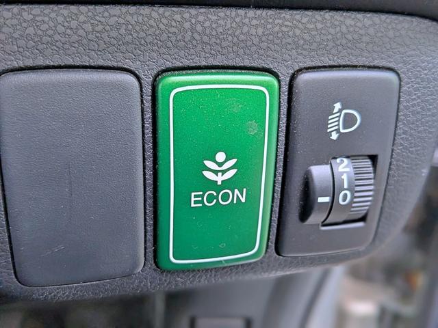 フィットハイブリッド ベースグレード　純正ＣＤ／ＡＵＸ／クルコン／ＥＴＣ／オートＡＣ／禁煙／キーレス／ＥＣＯＮモード／シートリフター／バニティミラー／ウィンカーミラー／チップアップシート（27枚目）