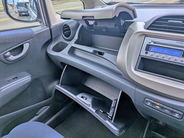 フィットハイブリッド ベースグレード　純正ＣＤ／ＡＵＸ／クルコン／ＥＴＣ／オートＡＣ／禁煙／キーレス／ＥＣＯＮモード／シートリフター／バニティミラー／ウィンカーミラー／チップアップシート（31枚目）