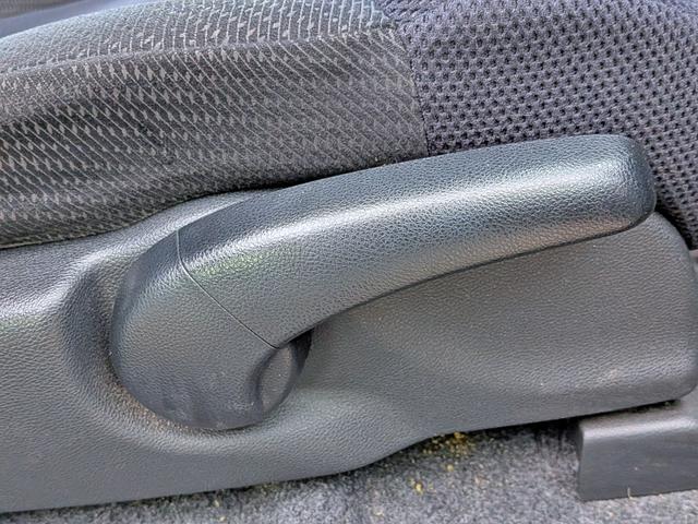 フィットハイブリッド ベースグレード　純正ＣＤ／ＡＵＸ／クルコン／ＥＴＣ／オートＡＣ／禁煙／キーレス／ＥＣＯＮモード／シートリフター／バニティミラー／ウィンカーミラー／チップアップシート（32枚目）