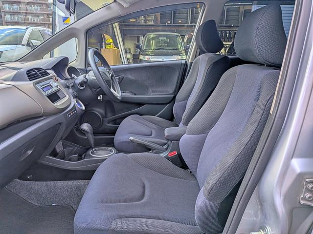 フィットハイブリッド ベースグレード　純正ＣＤ／ＡＵＸ／クルコン／ＥＴＣ／オートＡＣ／禁煙／キーレス／ＥＣＯＮモード／シートリフター／バニティミラー／ウィンカーミラー／チップアップシート（39枚目）