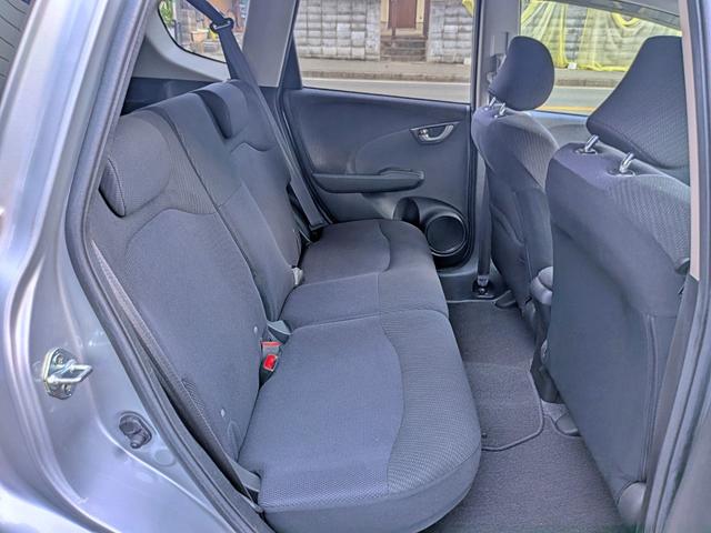 フィットハイブリッド ベースグレード　純正ＣＤ／ＡＵＸ／クルコン／ＥＴＣ／オートＡＣ／禁煙／キーレス／ＥＣＯＮモード／シートリフター／バニティミラー／ウィンカーミラー／チップアップシート（42枚目）