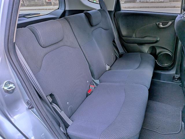 フィットハイブリッド ベースグレード　純正ＣＤ／ＡＵＸ／クルコン／ＥＴＣ／オートＡＣ／禁煙／キーレス／ＥＣＯＮモード／シートリフター／バニティミラー／ウィンカーミラー／チップアップシート（43枚目）