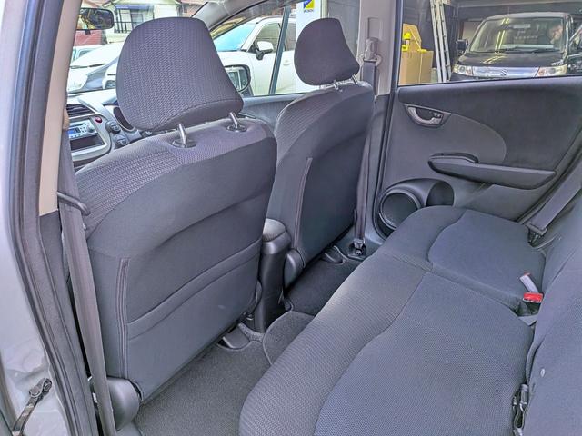 フィットハイブリッド ベースグレード　純正ＣＤ／ＡＵＸ／クルコン／ＥＴＣ／オートＡＣ／禁煙／キーレス／ＥＣＯＮモード／シートリフター／バニティミラー／ウィンカーミラー／チップアップシート（44枚目）