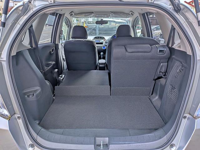 フィットハイブリッド ベースグレード　純正ＣＤ／ＡＵＸ／クルコン／ＥＴＣ／オートＡＣ／禁煙／キーレス／ＥＣＯＮモード／シートリフター／バニティミラー／ウィンカーミラー／チップアップシート（48枚目）