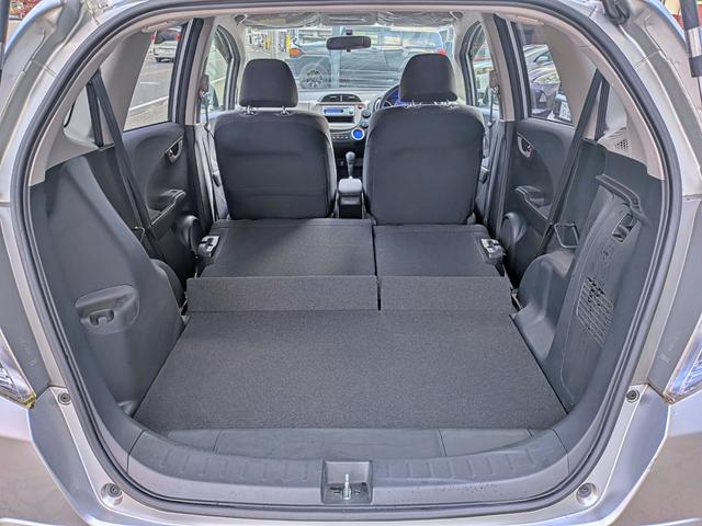 フィットハイブリッド ベースグレード　純正ＣＤ／ＡＵＸ／クルコン／ＥＴＣ／オートＡＣ／禁煙／キーレス／ＥＣＯＮモード／シートリフター／バニティミラー／ウィンカーミラー／チップアップシート（49枚目）