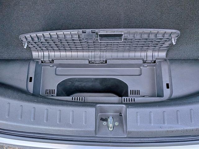 フィットハイブリッド ベースグレード　純正ＣＤ／ＡＵＸ／クルコン／ＥＴＣ／オートＡＣ／禁煙／キーレス／ＥＣＯＮモード／シートリフター／バニティミラー／ウィンカーミラー／チップアップシート（50枚目）