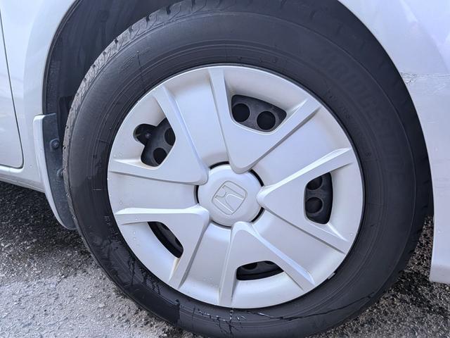 フィットハイブリッド ベースグレード　純正ＣＤ／ＡＵＸ／クルコン／ＥＴＣ／オートＡＣ／禁煙／キーレス／ＥＣＯＮモード／シートリフター／バニティミラー／ウィンカーミラー／チップアップシート（52枚目）