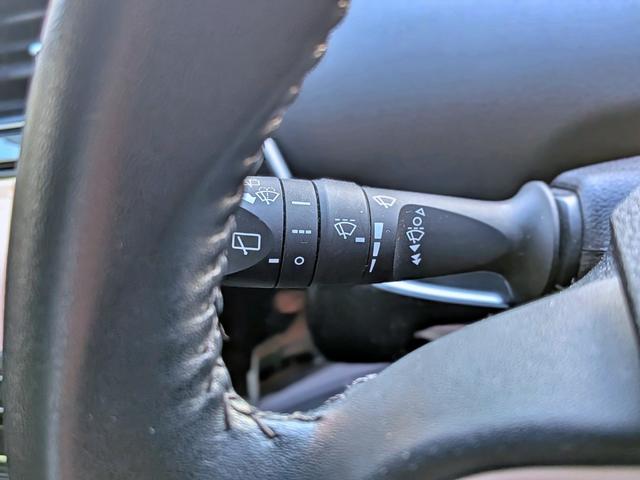 プリウス Ｓ　フルエアロ／純ナビ地デジ／ＢＴ／ＬＥＤヘッド／スマートキー／ステリモ／オートＡＣ／オートライト／ウィンカーミラー／純１５ＡＷ／ＶＳＣ／トノカバー／シートリフター／ＣＤ／ＡＵＸ（31枚目）