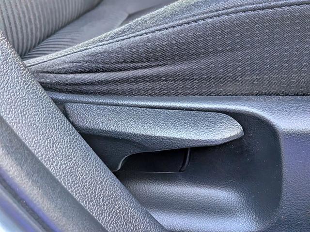 プリウス Ｓ　フルエアロ／純ナビ地デジ／ＢＴ／ＬＥＤヘッド／スマートキー／ステリモ／オートＡＣ／オートライト／ウィンカーミラー／純１５ＡＷ／ＶＳＣ／トノカバー／シートリフター／ＣＤ／ＡＵＸ（34枚目）