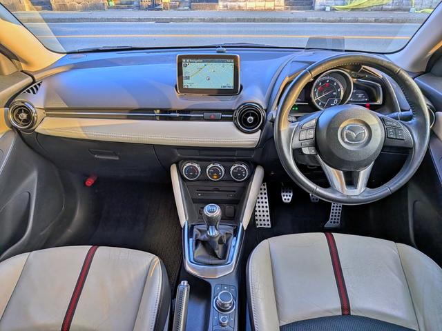 デミオ ＸＤツーリング　Ｌパッケージ　６ＭＴ／衝突軽減／純ナビ／ハーフレザー／ＨＵＤ／ＥＴＣ／クルコン／フルセグ／ＢＴ／オートＡＣ／ＬＥＤヘッド／フォグ／オートライト／ＶＤＣ／アイドリングＳＴＯＰ／純１６ＡＷ／ステリモ／リアスポイラー（5枚目）