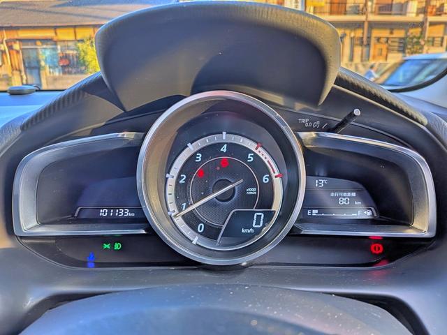 デミオ ＸＤツーリング　Ｌパッケージ　６ＭＴ／衝突軽減／純ナビ／ハーフレザー／ＨＵＤ／ＥＴＣ／クルコン／フルセグ／ＢＴ／オートＡＣ／ＬＥＤヘッド／フォグ／オートライト／ＶＤＣ／アイドリングＳＴＯＰ／純１６ＡＷ／ステリモ／リアスポイラー（30枚目）