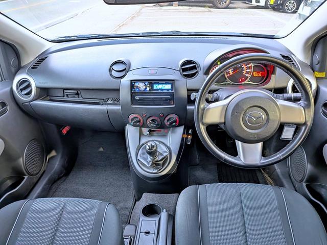 デミオ スポルト 5MT/USB/禁煙/ETC/HID/純16AW/キーレス/AUX/フォグ/電格ミラー/バニティミラー/エアコン/シートリフター/トノカバー(5枚目)