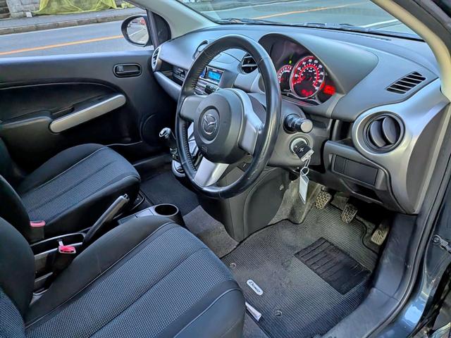 デミオ スポルト 5MT/USB/禁煙/ETC/HID/純16AW/キーレス/AUX/フォグ/電格ミラー/バニティミラー/エアコン/シートリフター/トノカバー(32枚目)