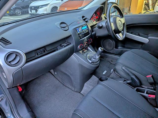 デミオ スポルト 5MT/USB/禁煙/ETC/HID/純16AW/キーレス/AUX/フォグ/電格ミラー/バニティミラー/エアコン/シートリフター/トノカバー(35枚目)