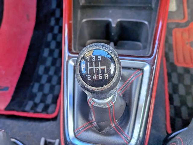 スイフトスポーツ ベースグレード　６ＭＴ／８型ナビ／ＢＴ／クルコン／シートヒーター／フルセグ／ＤＶＤ／ＵＳＢ／Ｍサーバ／オートＡＣ／純１７ＡＷ／ＥＴＣ／スマートキー／ＥＳＰ／ＬＥＤヘッド／フォグ／オートライト／ステリモ／シートリフター（6枚目）