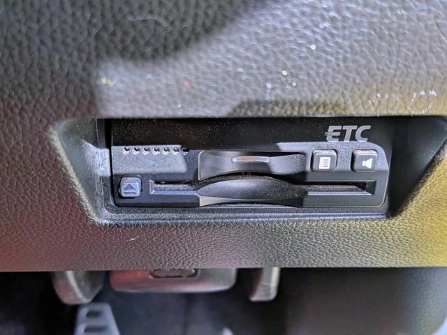 スイフトスポーツ ベースグレード　６ＭＴ／８型ナビ／ＢＴ／クルコン／シートヒーター／フルセグ／ＤＶＤ／ＵＳＢ／Ｍサーバ／オートＡＣ／純１７ＡＷ／ＥＴＣ／スマートキー／ＥＳＰ／ＬＥＤヘッド／フォグ／オートライト／ステリモ／シートリフター（7枚目）