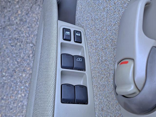 マーチ １２Ｓ　５ＭＴ／禁煙／ＣＤ／シートリフター／エアコン／バニティミラー／電動ミラー／ドリンクホルダー／トノカバー／パワーウィンドウ／純正１４インチホイ―ル（30枚目）