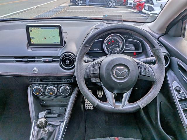 デミオ ＸＤツーリング　６ＭＴ／衝突軽減／純ナビフルセグ／Ｂカメラ／ＢＴ／クルコン／ＲＶＭ／車線逸脱警報／ＤＳＣ／ＨＵＤ／ＥＴＣ／ステリモ／ＬＥＤヘッド／フォグ／オートＡＣ／外１７ＡＷ／ＵＳＢ／ＤＶＤ／ウィンカーミラー（24枚目）