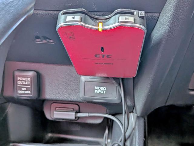 フィットハイブリッド スマートセレクション　純ＨＤＤナビ地デジ／モデューロフルエアロ／ＨＩＤ／ＥＴＣ／Ｂカメラ／ＲＣＡ入力／Ｍサーバ／禁煙／シートカバー／オートＡＣ／クルコン／ステリモ／ウィンカーミラー／シートリフター／ＣＤ／ＤＶＤ／フォグ（9枚目）