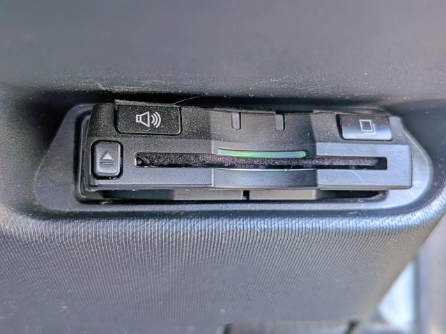 アクア Ｓ　純ナビフルセグ／ＢＴ／ＥＴＣ／スマートキー／純１５ＡＷ／ＣＤ／ＤＶＤ／Ｍサーバー／オートＡＣ／シートリフター／バニティミラー／ウィンカーミラー／オートライト（10枚目）