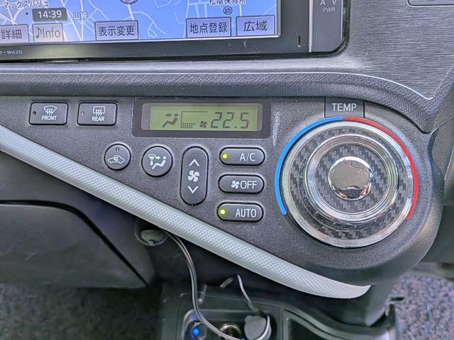 アクア Ｓ　純ナビフルセグ／ＢＴ／ＥＴＣ／スマートキー／純１５ＡＷ／ＣＤ／ＤＶＤ／Ｍサーバー／オートＡＣ／シートリフター／バニティミラー／ウィンカーミラー／オートライト（11枚目）