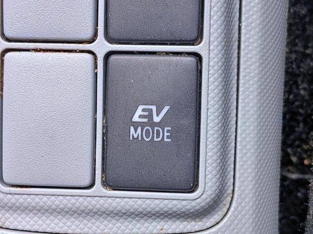 アクア Ｓ　純ナビフルセグ／ＢＴ／ＥＴＣ／スマートキー／純１５ＡＷ／ＣＤ／ＤＶＤ／Ｍサーバー／オートＡＣ／シートリフター／バニティミラー／ウィンカーミラー／オートライト（28枚目）