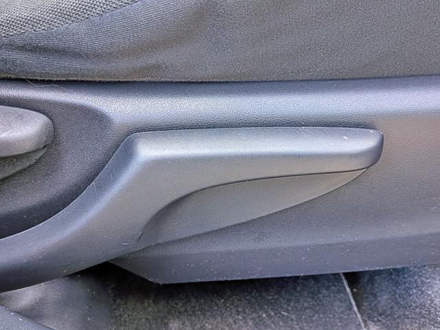 アクア Ｓ　純ナビフルセグ／ＢＴ／ＥＴＣ／スマートキー／純１５ＡＷ／ＣＤ／ＤＶＤ／Ｍサーバー／オートＡＣ／シートリフター／バニティミラー／ウィンカーミラー／オートライト（33枚目）