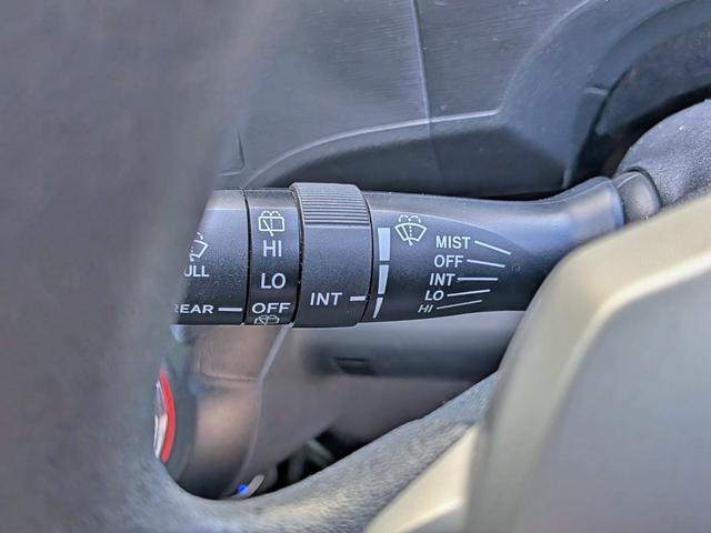 アクア Ｓ　純ナビフルセグ／ＢＴ／ＥＴＣ／スマートキー／純１５ＡＷ／ＣＤ／ＤＶＤ／Ｍサーバー／オートＡＣ／シートリフター／バニティミラー／ウィンカーミラー／オートライト（35枚目）