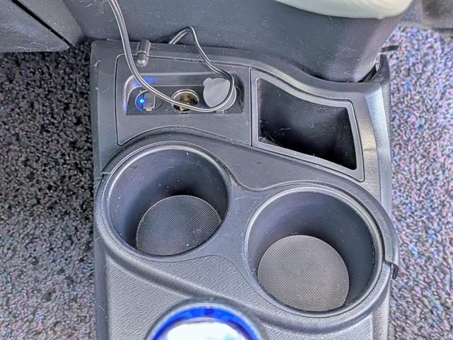 アクア Ｓ　純ナビフルセグ／ＢＴ／ＥＴＣ／スマートキー／純１５ＡＷ／ＣＤ／ＤＶＤ／Ｍサーバー／オートＡＣ／シートリフター／バニティミラー／ウィンカーミラー／オートライト（37枚目）