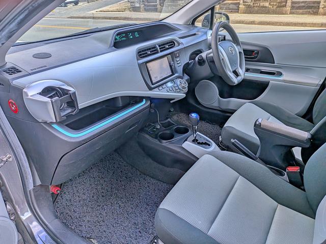 アクア Ｓ　純ナビフルセグ／ＢＴ／ＥＴＣ／スマートキー／純１５ＡＷ／ＣＤ／ＤＶＤ／Ｍサーバー／オートＡＣ／シートリフター／バニティミラー／ウィンカーミラー／オートライト（42枚目）