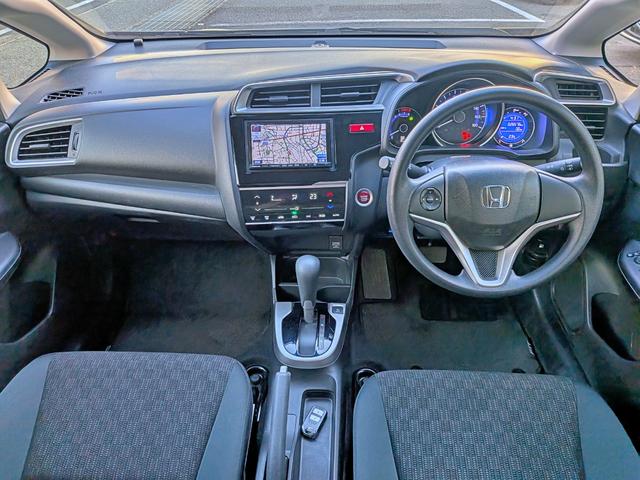 フィット １３Ｇ・Ｆパッケージ　衝突軽減／ナビフルセグ／スマート鍵／禁煙／ＢＴ／アイドリングストップ／ＥＴＣ／ＶＳＡ／ＥＣＯＮモード／チップアップシート／オートＡＣ／バニティミラー／ウィンカーミラー（5枚目）