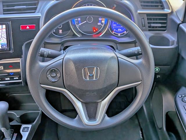 フィット １３Ｇ・Ｆパッケージ　衝突軽減／ナビフルセグ／スマート鍵／禁煙／ＢＴ／アイドリングストップ／ＥＴＣ／ＶＳＡ／ＥＣＯＮモード／チップアップシート／オートＡＣ／バニティミラー／ウィンカーミラー（24枚目）