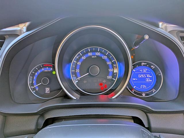 フィット １３Ｇ・Ｆパッケージ　衝突軽減／ナビフルセグ／スマート鍵／禁煙／ＢＴ／アイドリングストップ／ＥＴＣ／ＶＳＡ／ＥＣＯＮモード／チップアップシート／オートＡＣ／バニティミラー／ウィンカーミラー（30枚目）